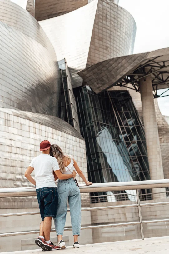 Pareja contemplando el Guggenheim de Bilbao