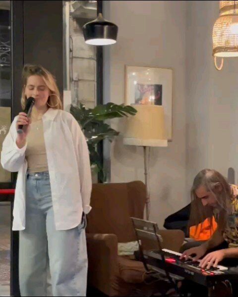 Concierto de Max y Paula en el hostel .
Max and Paula 's concert at the hostel.
#livemusic